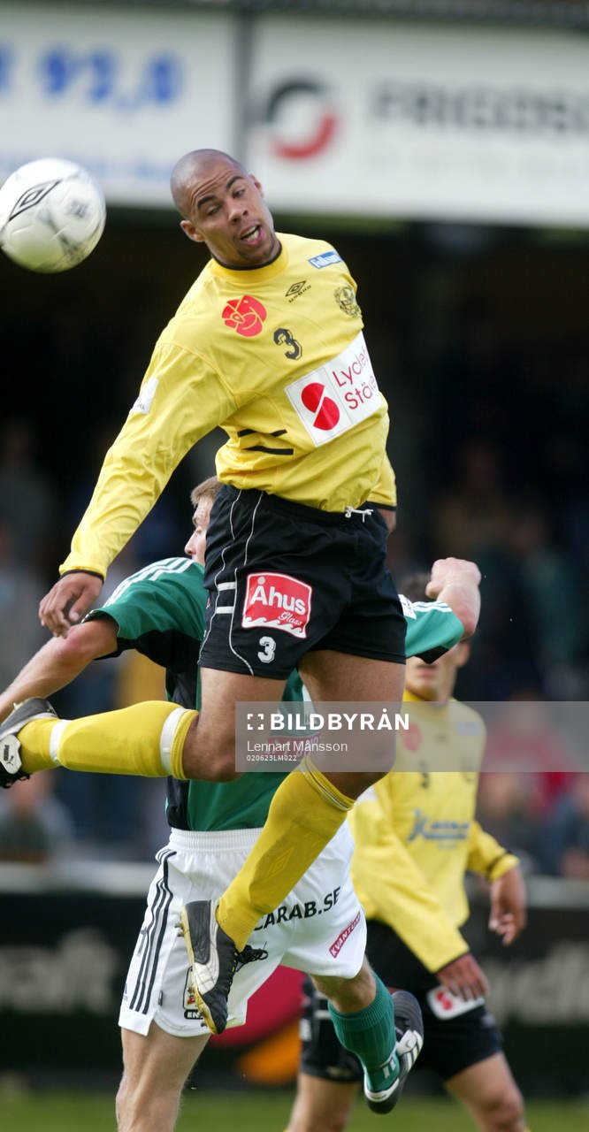   1-0 skytten Marcus Senften når högst.