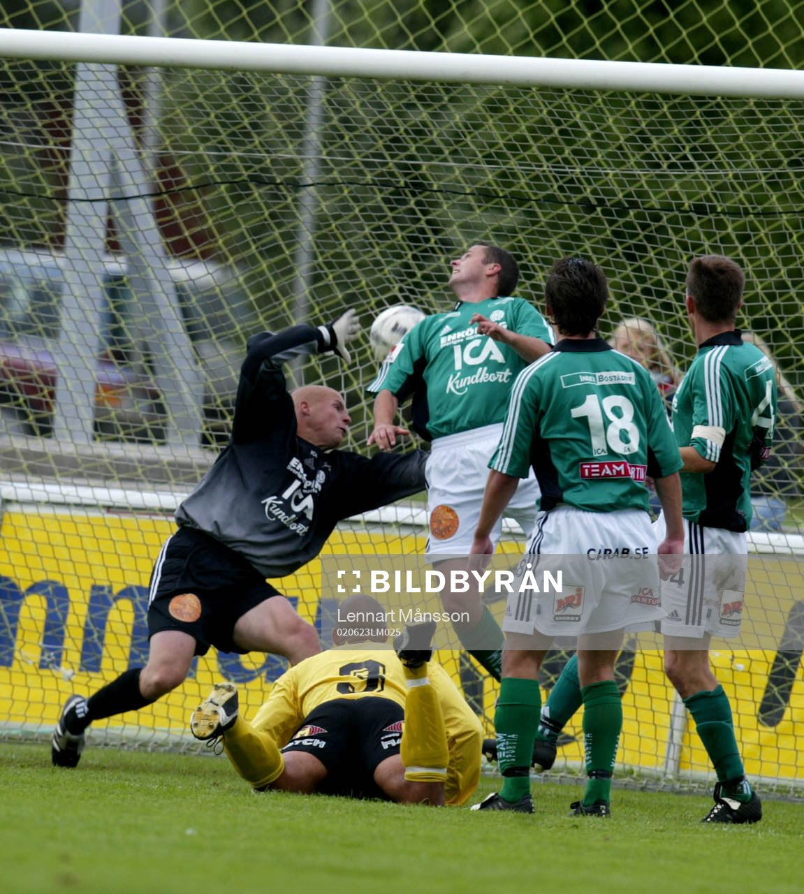   Marcus Senften (liggande) nickar in 1-0 mellan Henrik Johanssons händer.
