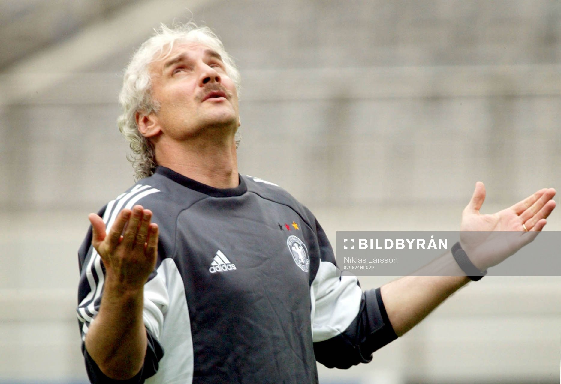 Rudi Völler verkar be högre makter om hjälp