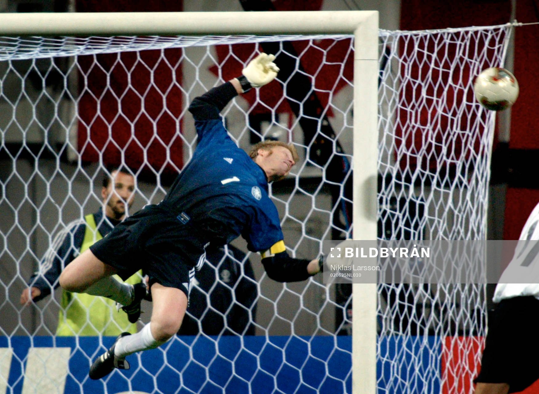 Oliver Kahn, Tyskland, gör en kanonräddning. Målvakt,