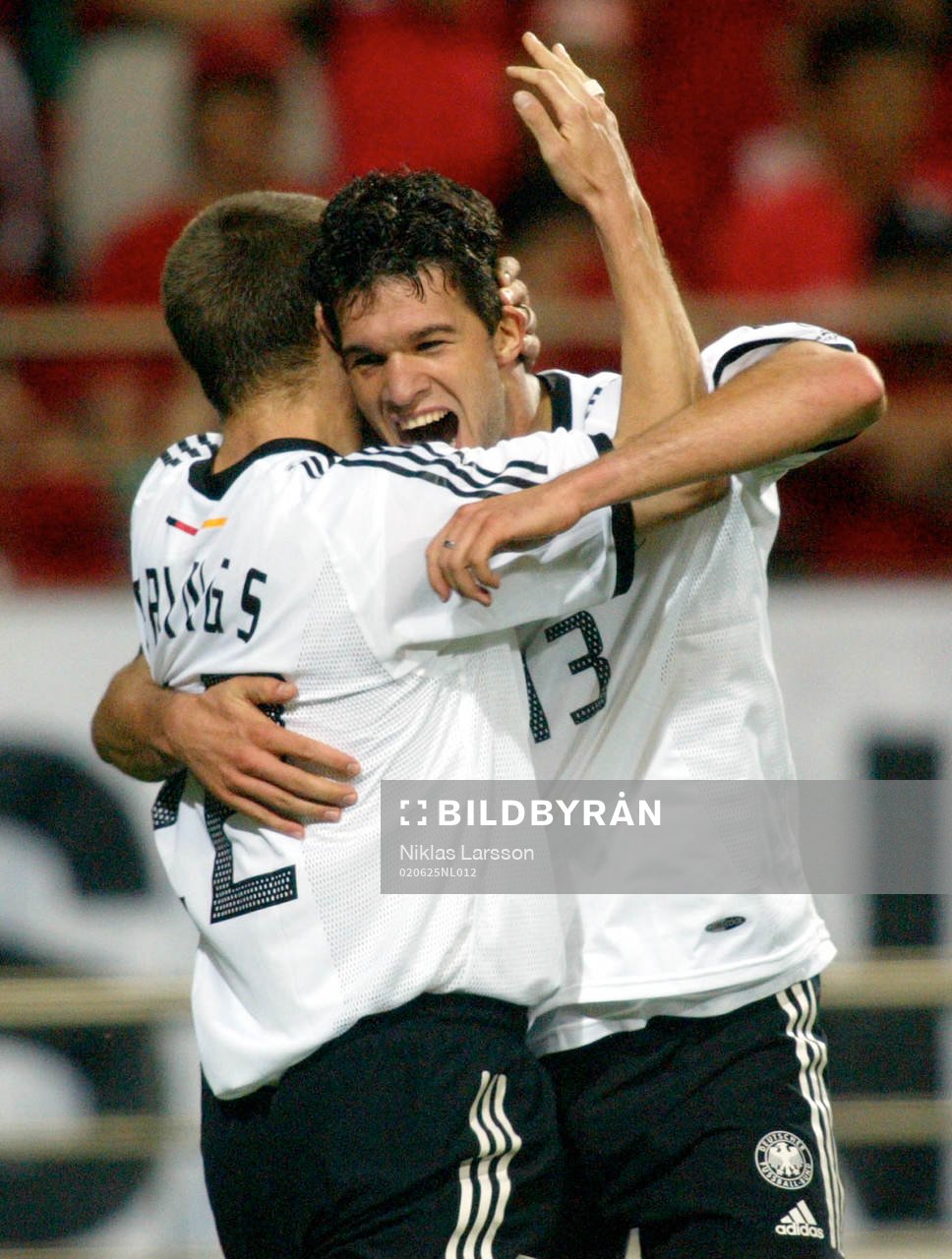 Michael Ballack gratuleras av Torsten Frings, Tyskland.