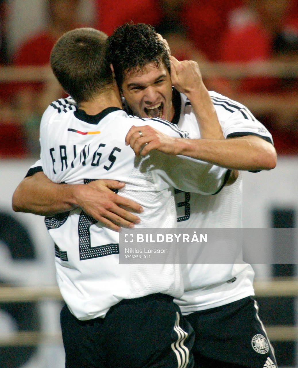 Michael Ballack gratuleras av Torsten Frings, Tyskland.