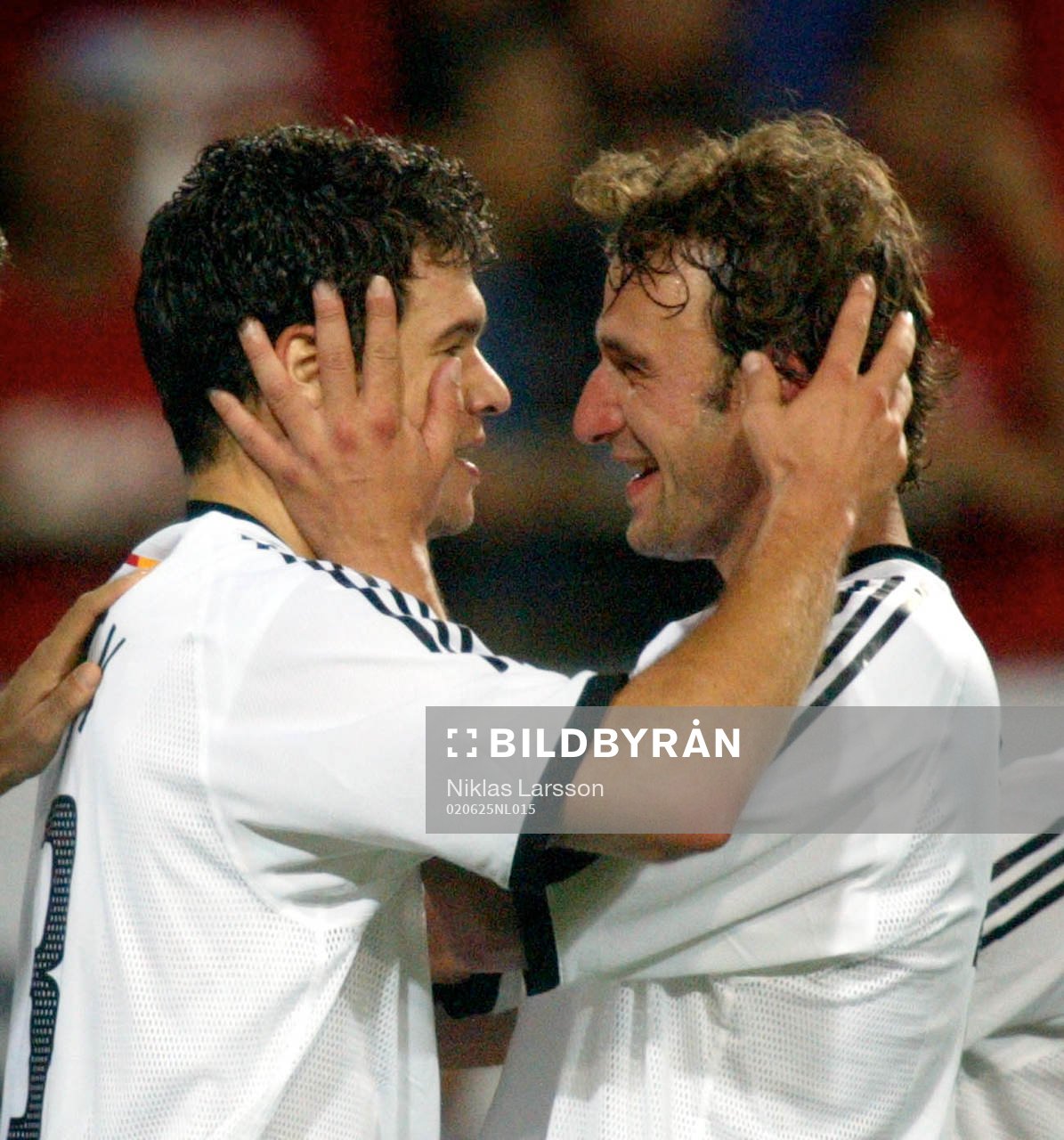Michael Ballack gratuleras av Marco Bode, Tyskland. Jubel