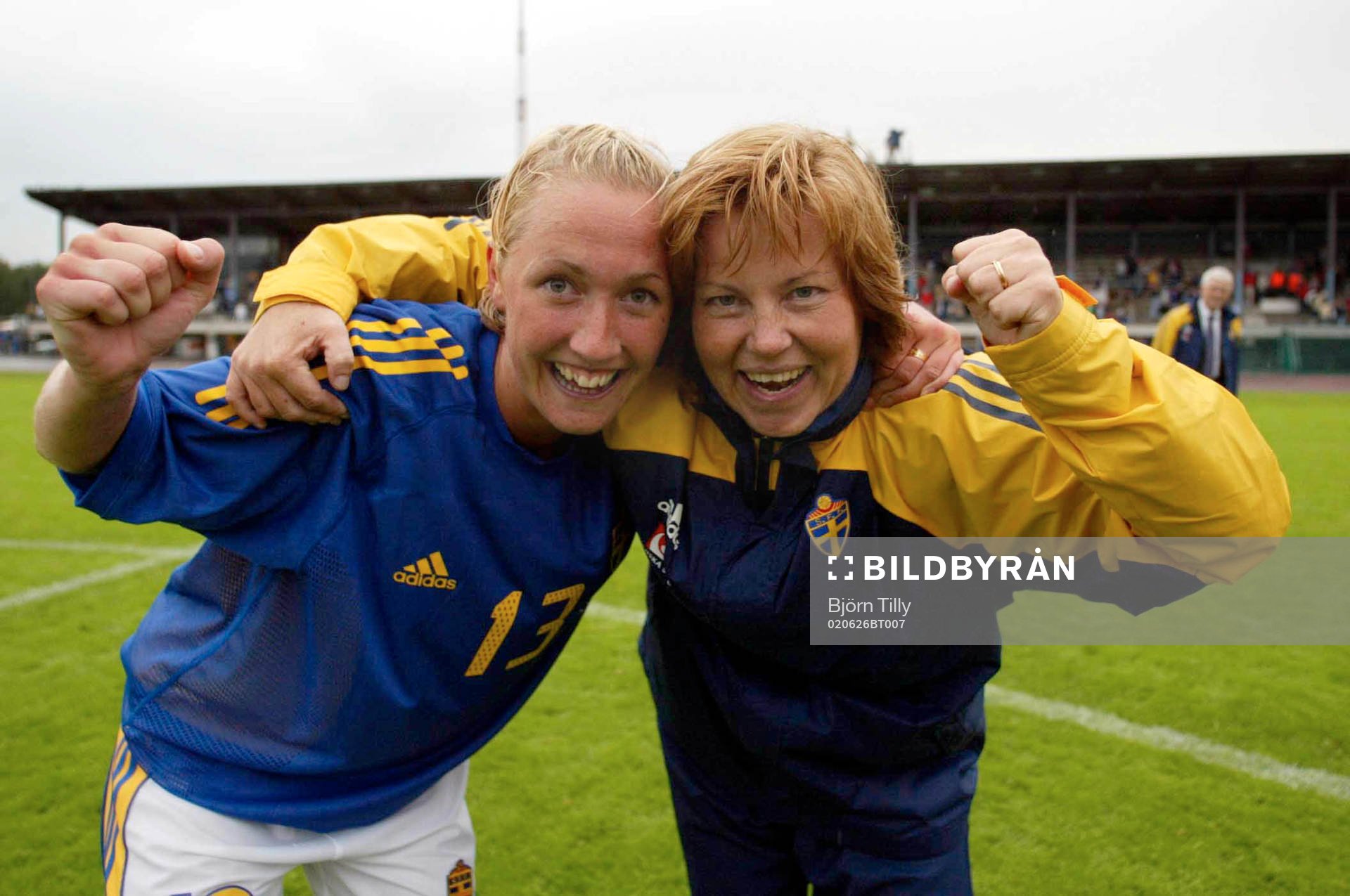 Fotboll, VM-kval, Finland - Sverige:  Anna-Maria Eriksson jublar ikapp med förbundskapten Marika Domanski Lyfors.