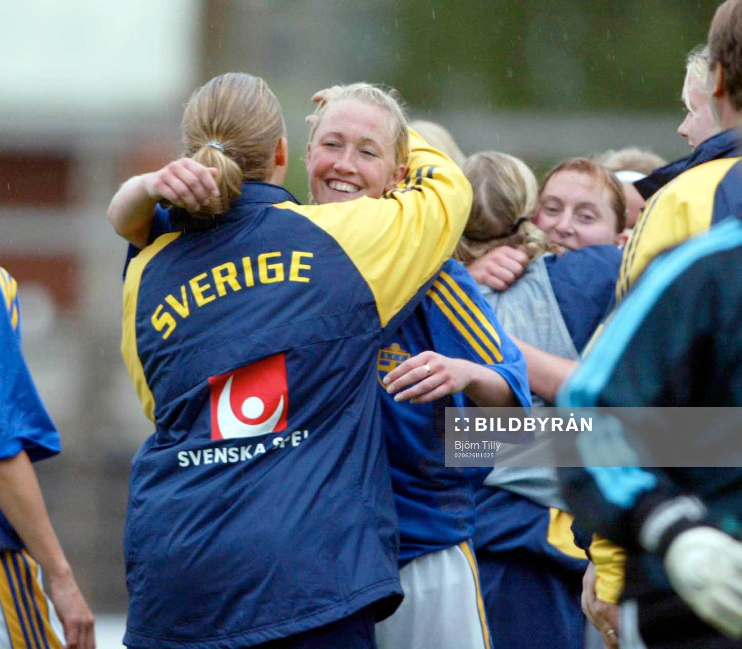  Tvåmålsskytten Anna-Maria Eriksson gratuleras efter segern.