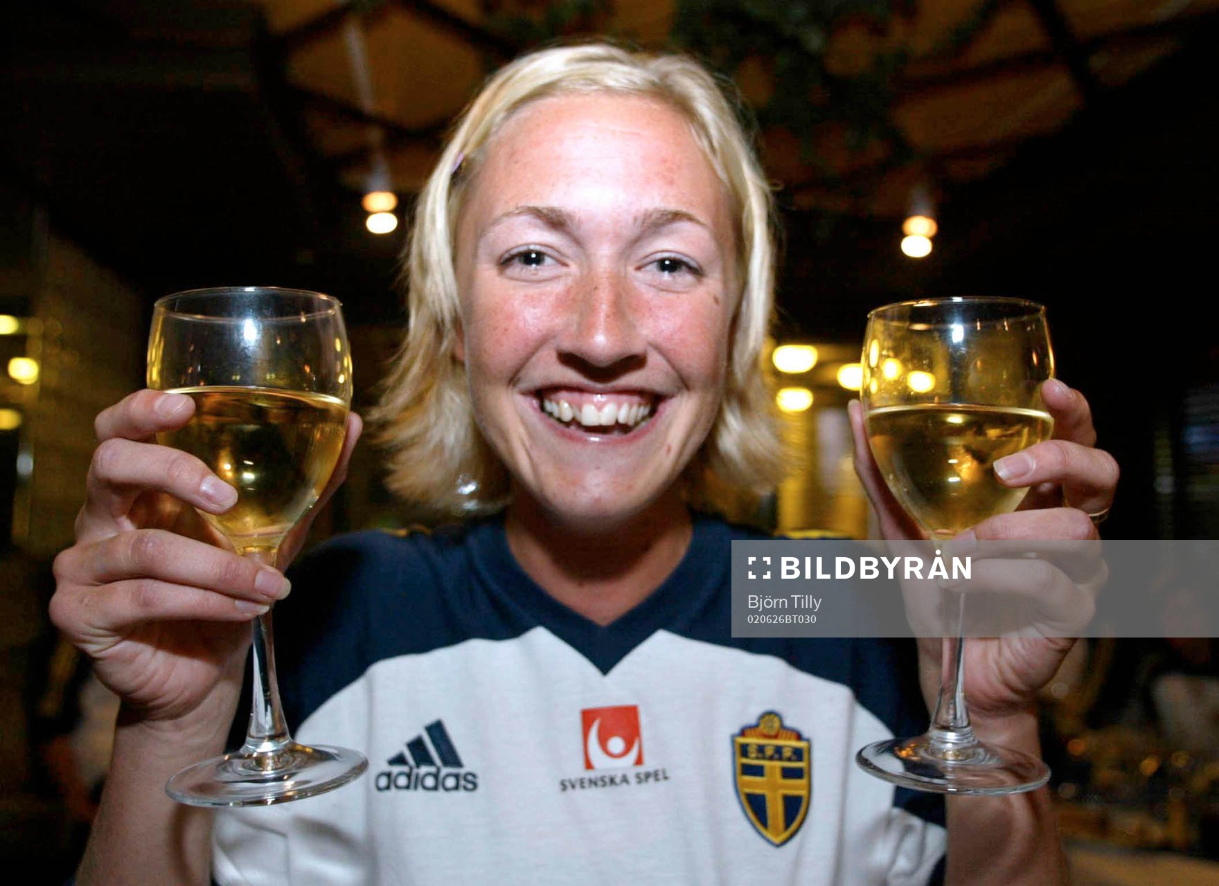  Tvåmålsskytten Anna-Maria-Eriksson skålar för VM i Kina 2003.
