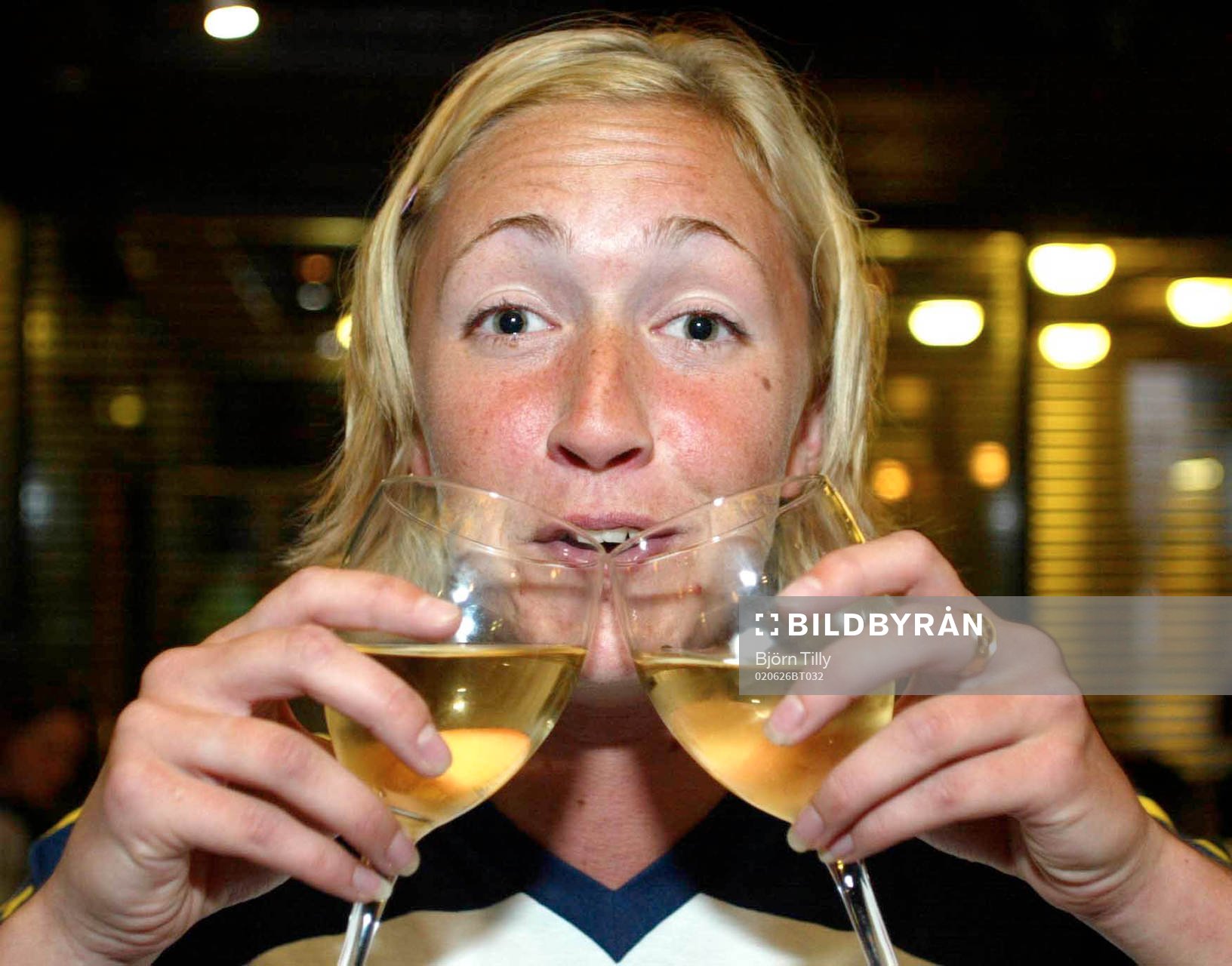  Tvåmålsskytten Anna-Maria-Eriksson skålar för VM i Kina 2003.
