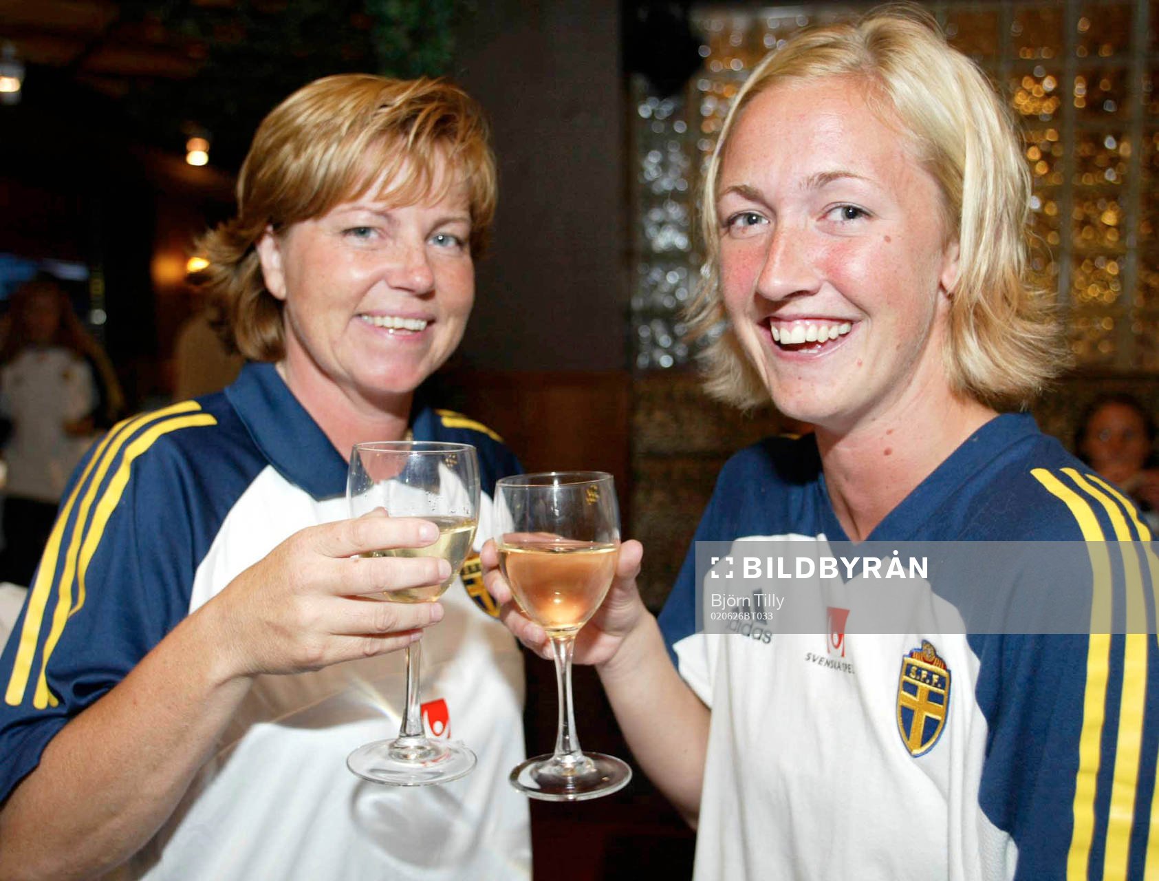  Tvåmålsskytten Anna-Maria-Eriksson och förbundskapten Marika Domanski Lyfors skålar för VM i Kina 2003.