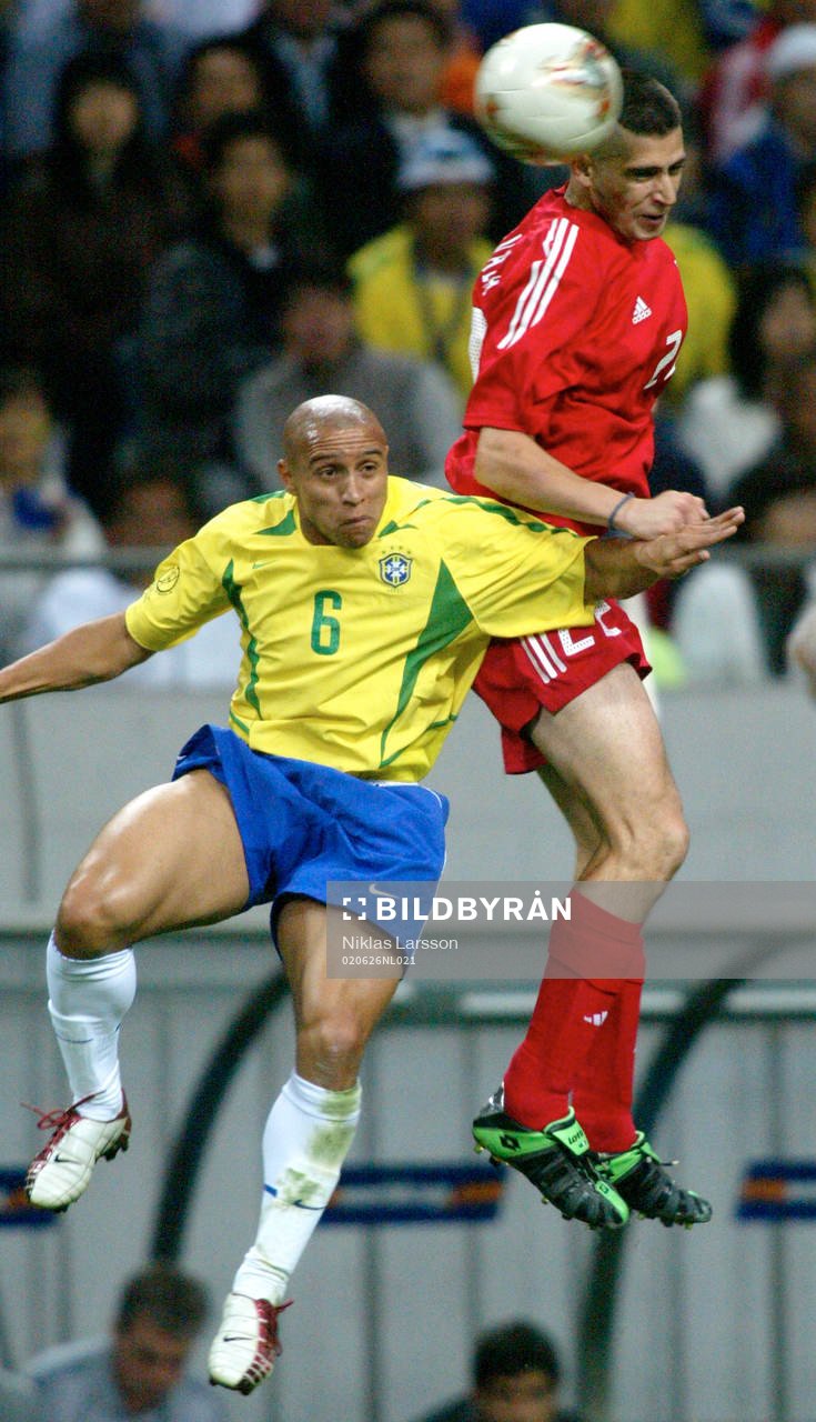   Roberto Carlos, Brasilien och Emre Belozoglu, Turkiet.