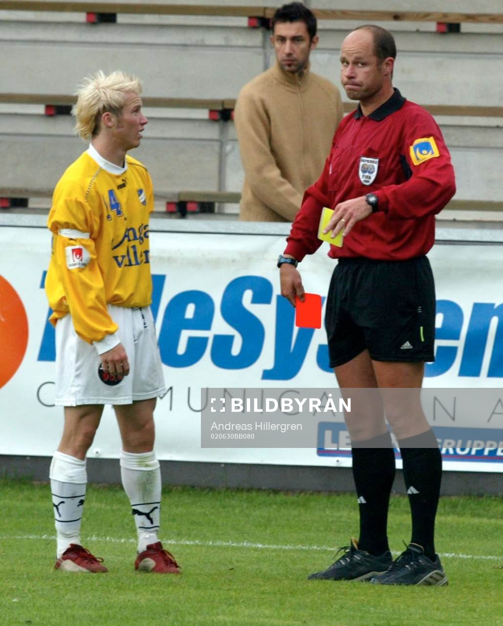 Två röda kort (rött kort) för IFK Malmö, här åker