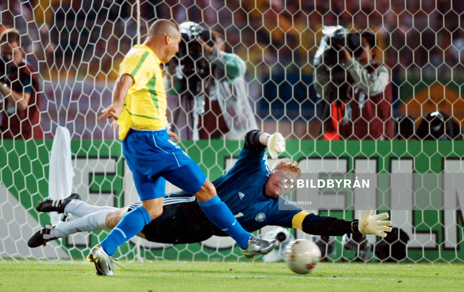 Ronaldo gör mål på  Oliver Kahn, Tyskland