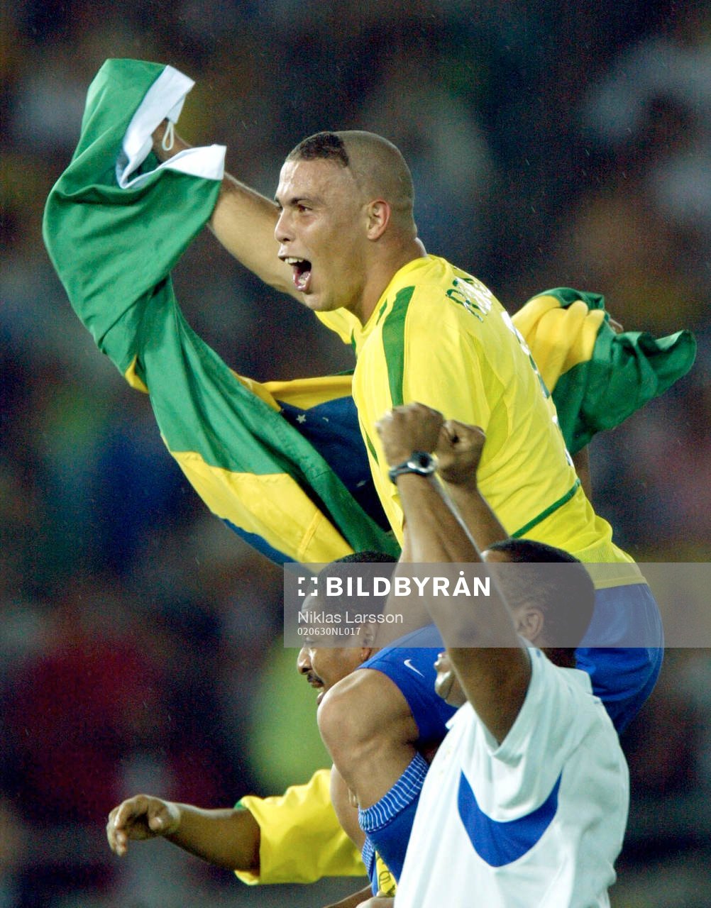  Ronaldo, Brasilien, i kungasits med flaggan i handen. Jubel. 