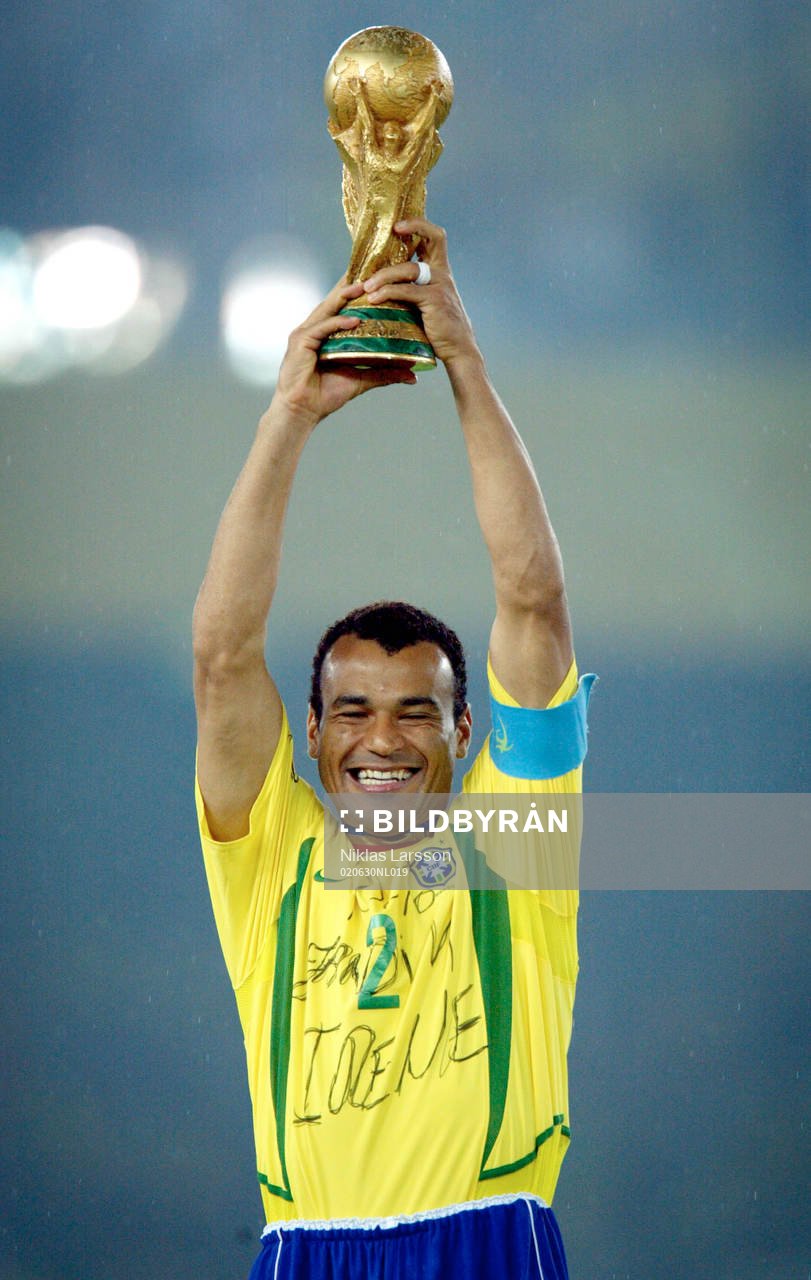 Cafu höjer bucklan och Brasilien är världmästare