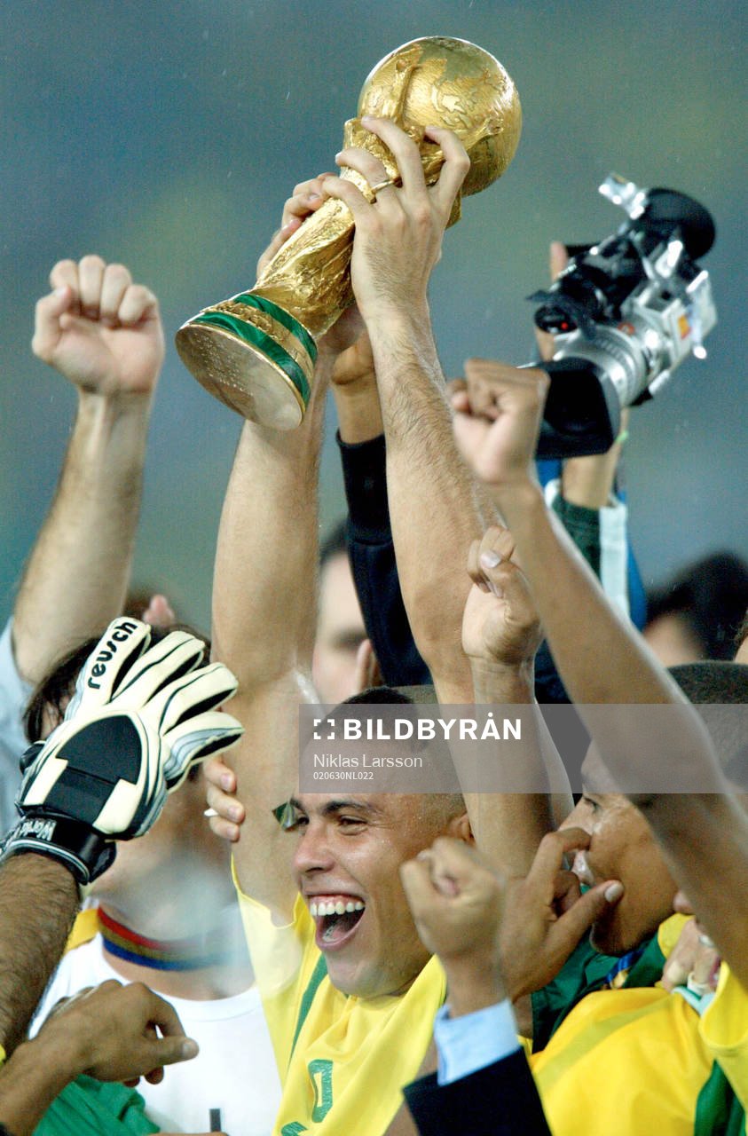Brasilien världsmästare! Ronaldo höjer bucklan. Jubel