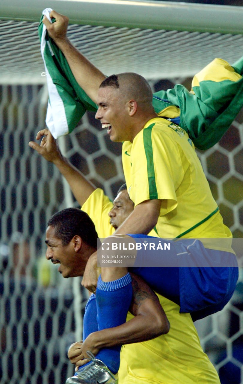  Ronaldo i kungasits med flaggan i handen.