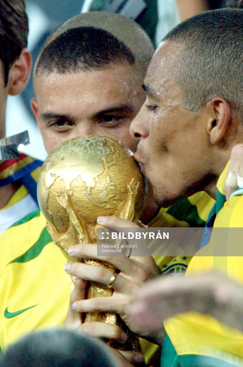 Ronaldo och Gilberto med bucklan. Buckla, pokal, glädje