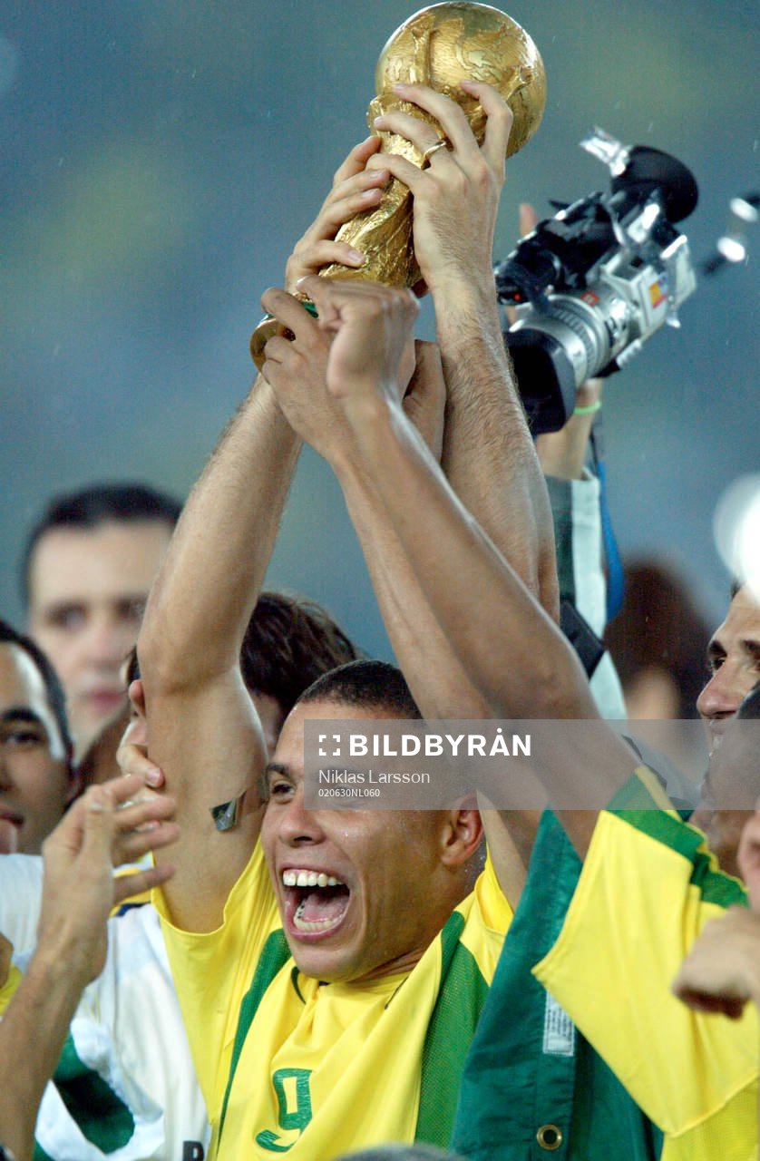 Brasilien världsmästare! Ronaldo höjer bucklan