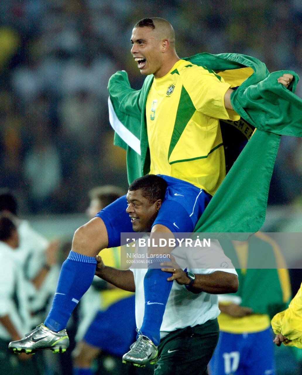  Ronaldo i kungasits med flaggan i handen.