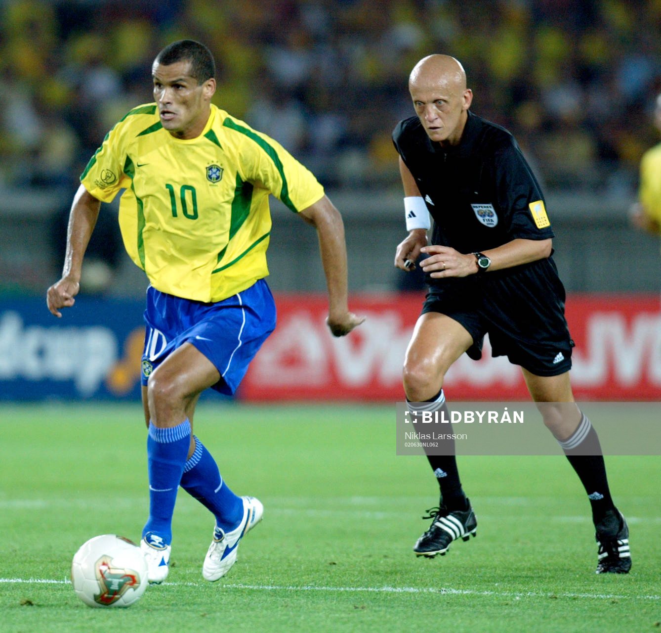  Rivaldo, Brasilien och Pierluigi Collina, domare.