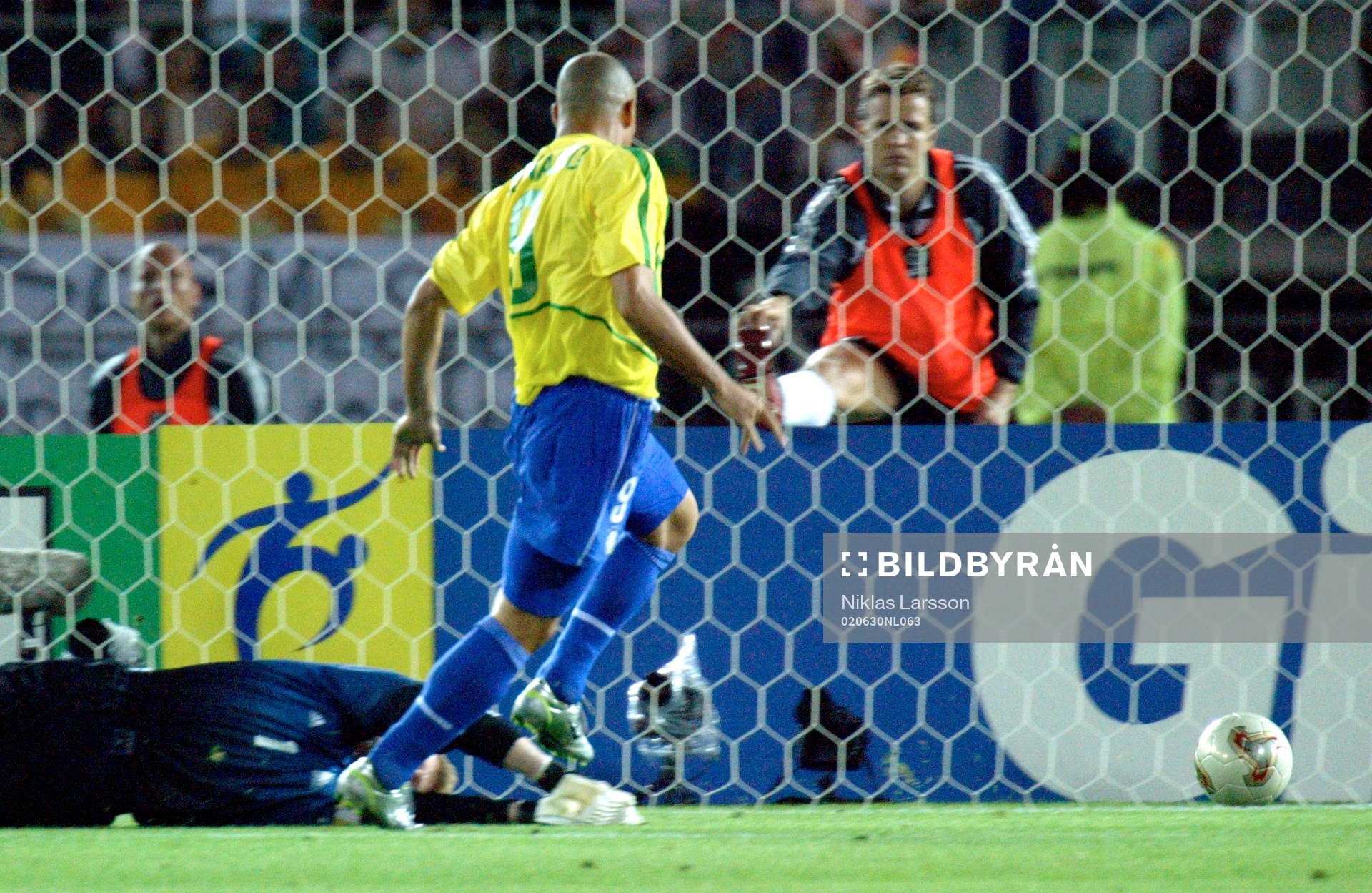  Ronaldo, Brasilien gör 1-0 bakom Oliver Kahn, Tyskland.