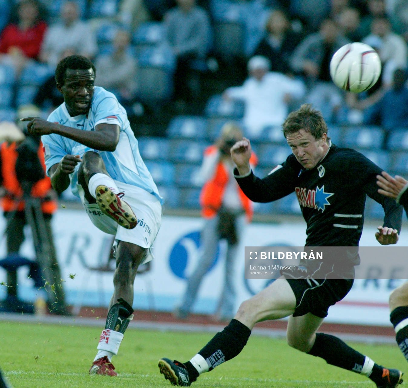 Matchhjälten Peter Ijeh, MAlmö och  Mikael Nilsson hinner