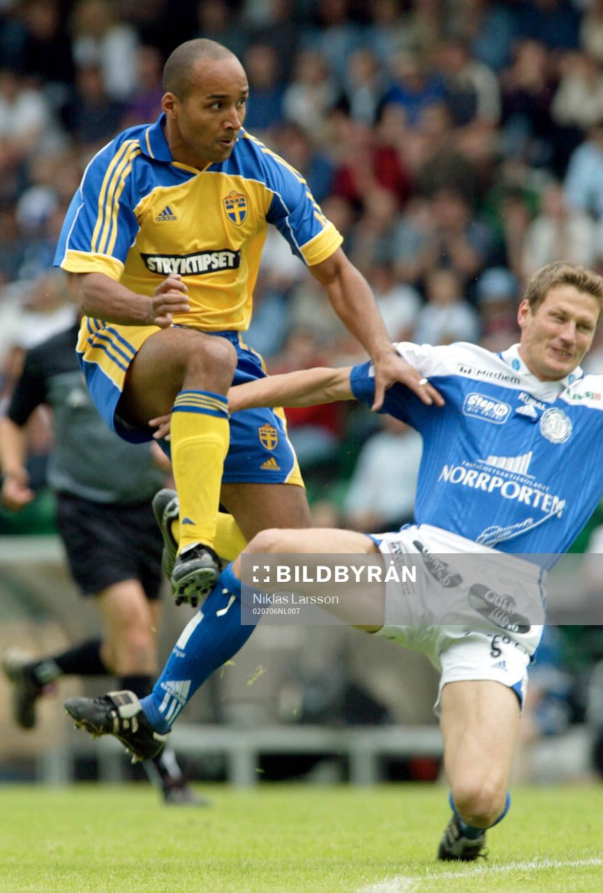  Martin Dahlin i närkamp med Michael Brundin.