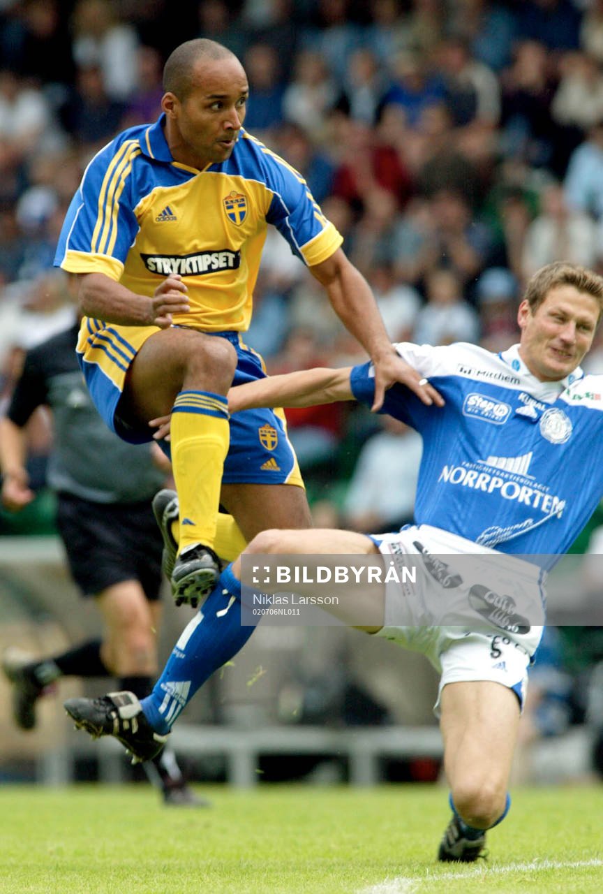  Martin Dahlin i närkamp med Michael Brundin.