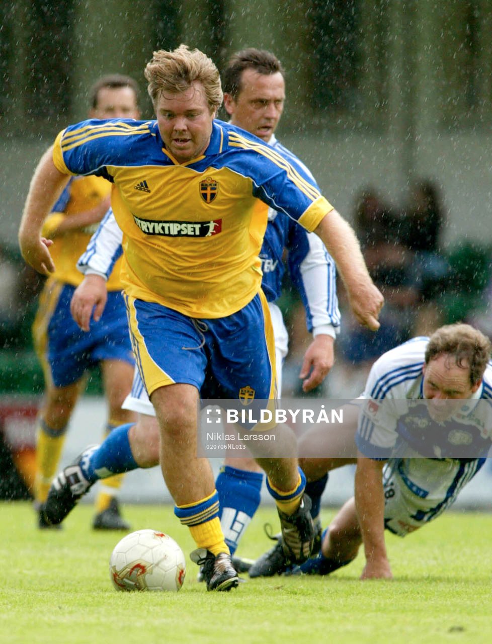  Tomas Brolin, Sverige, fintar bort två GIF spelare.