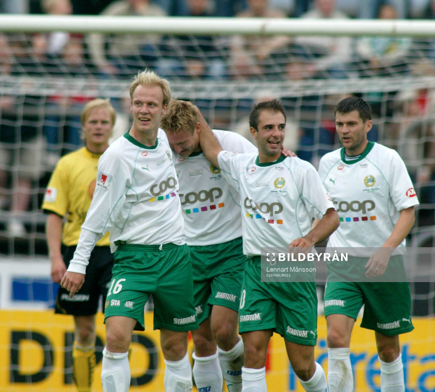  Hammarby, jubel, Mikael Andersson och Kennedy Bakircioglü  grattar Jonas Stark.