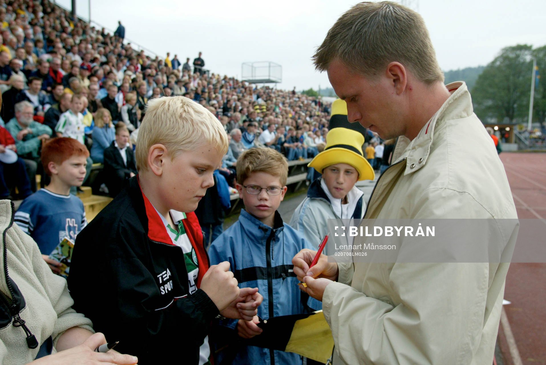 Tobias Linderoth skriver autografer