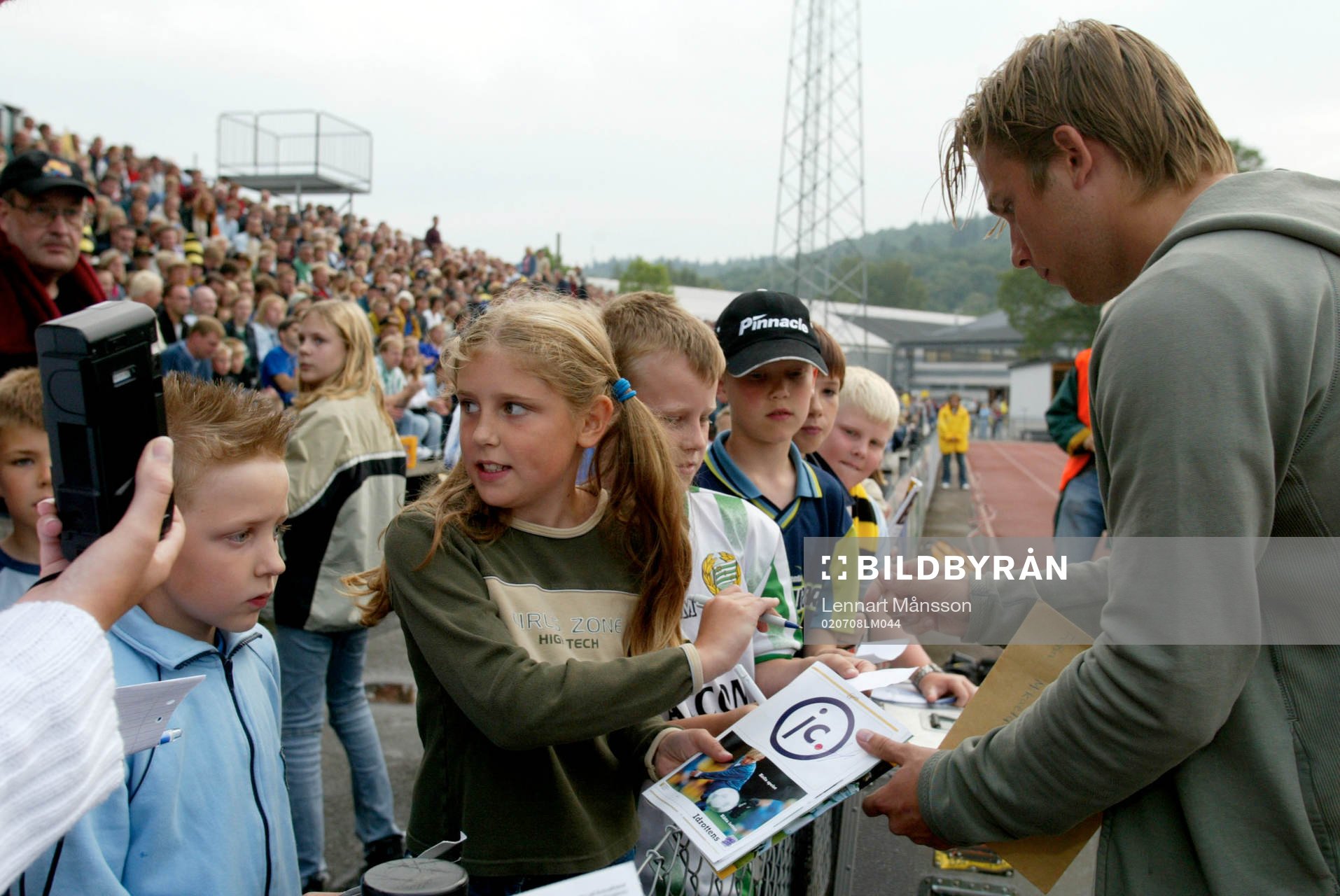 Anders Svensson skriver autografer