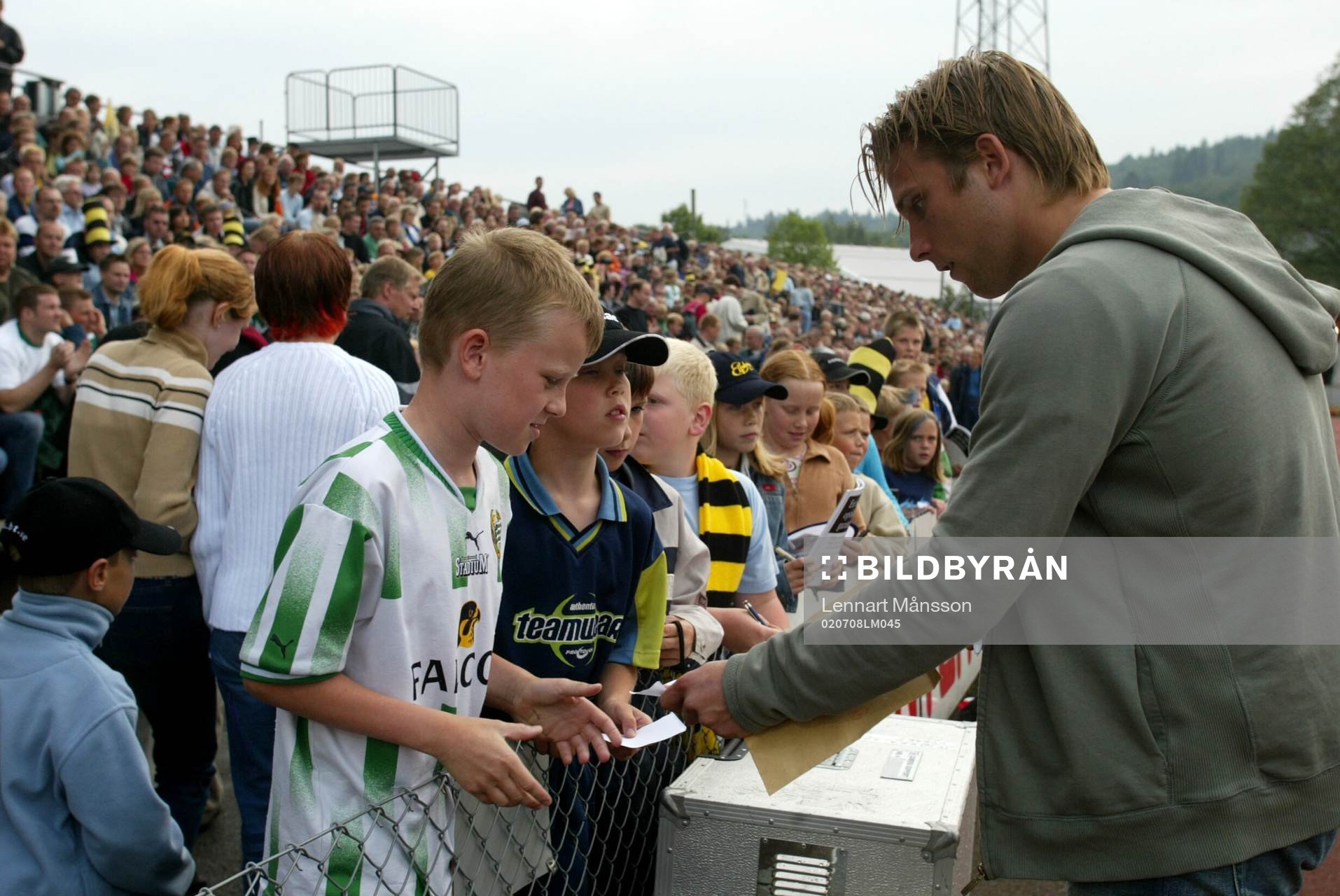 Anders Svensson skriver autografer