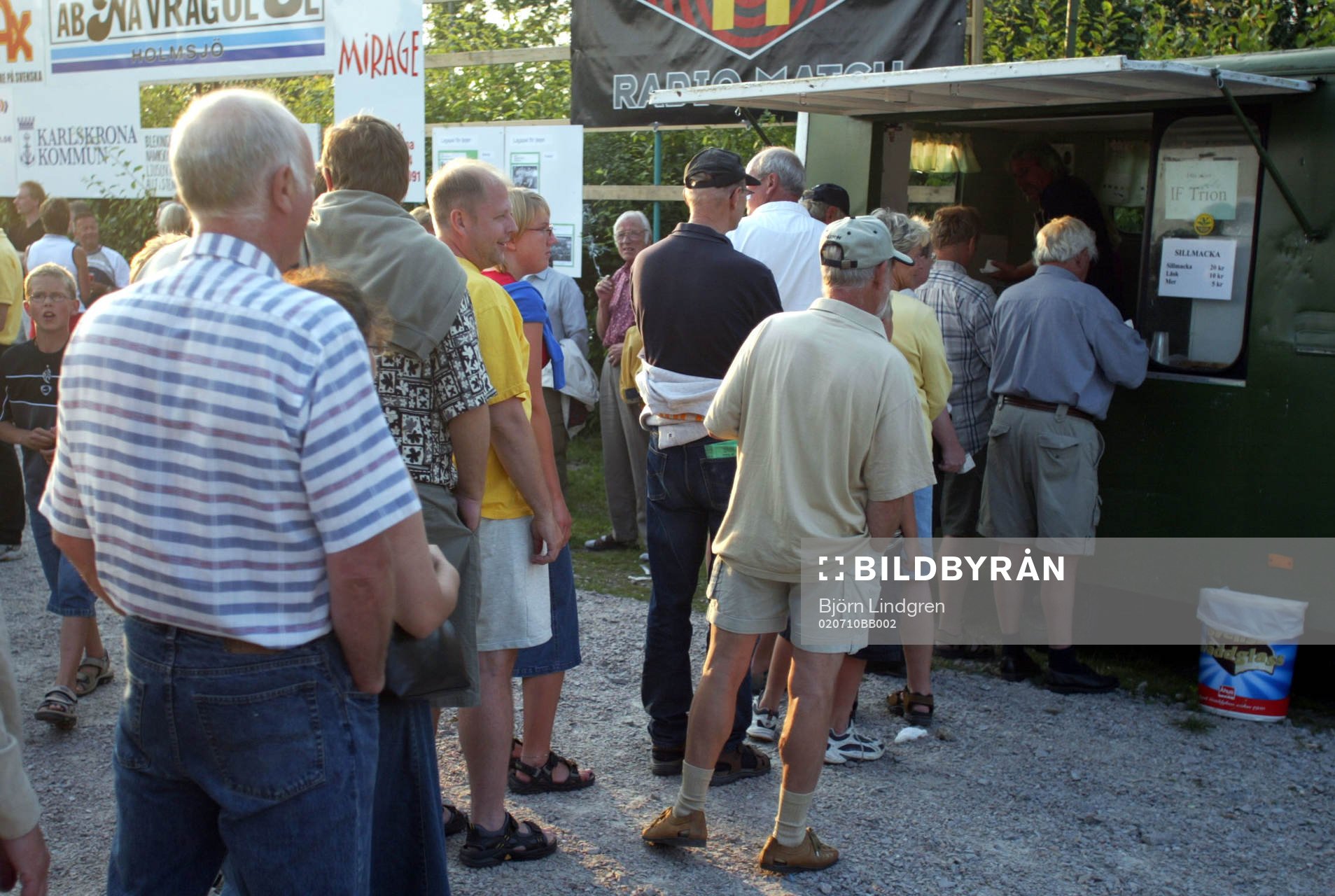 Köerna (kö) ringlar sig långa för att komma över en