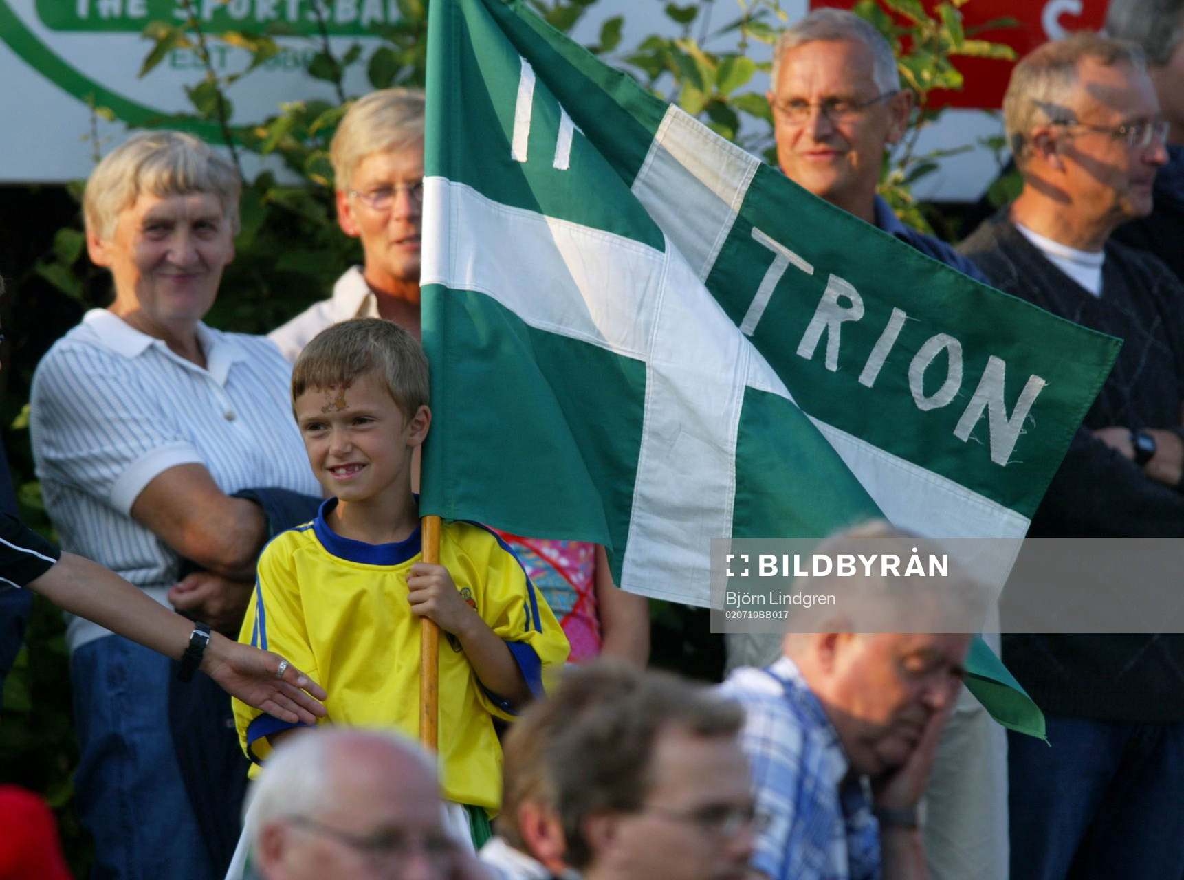 Trion, fans, supporter. En liten hejaklack