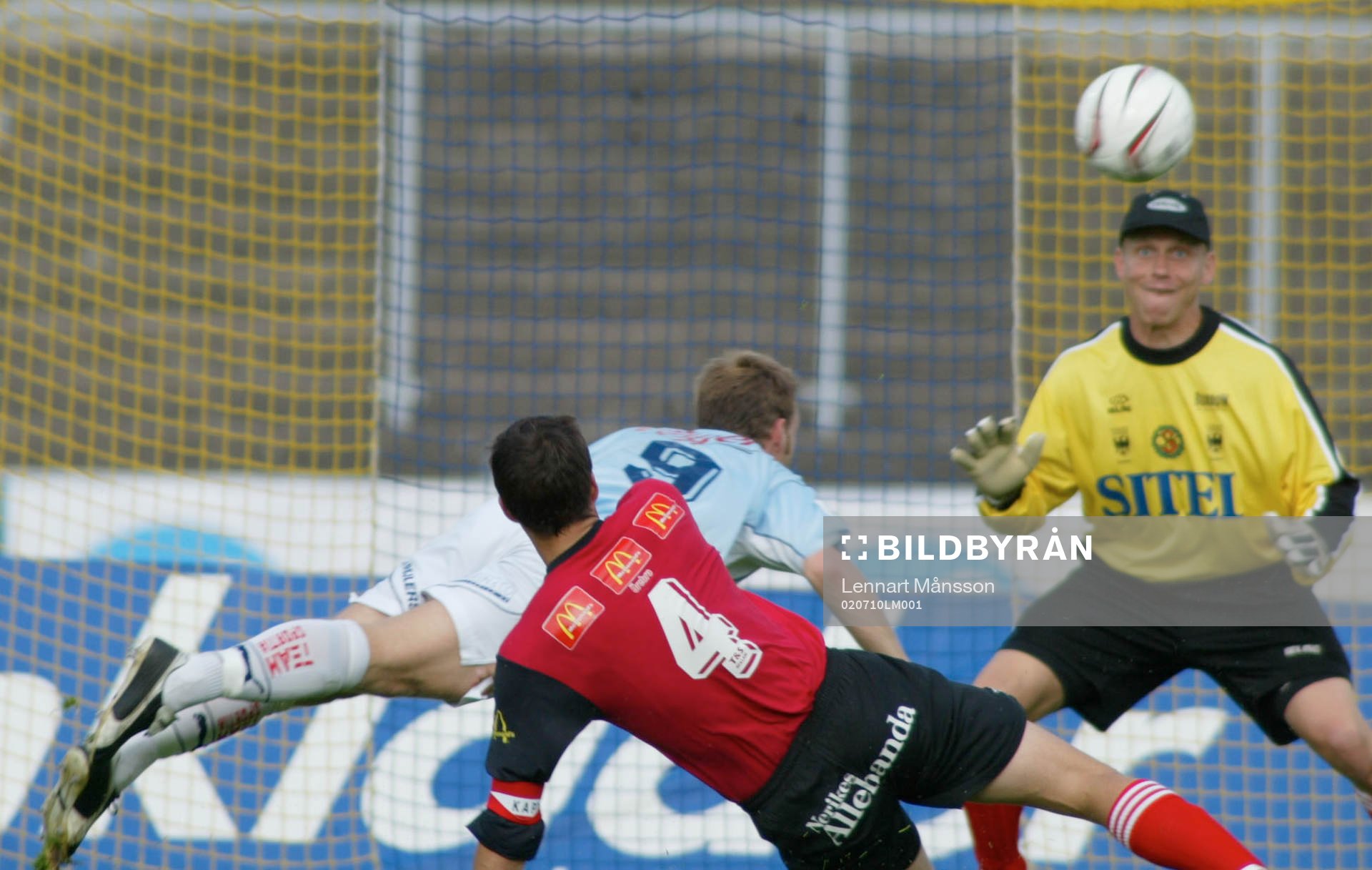 Niklas Skoog flygande nick mot Anders Karlsson