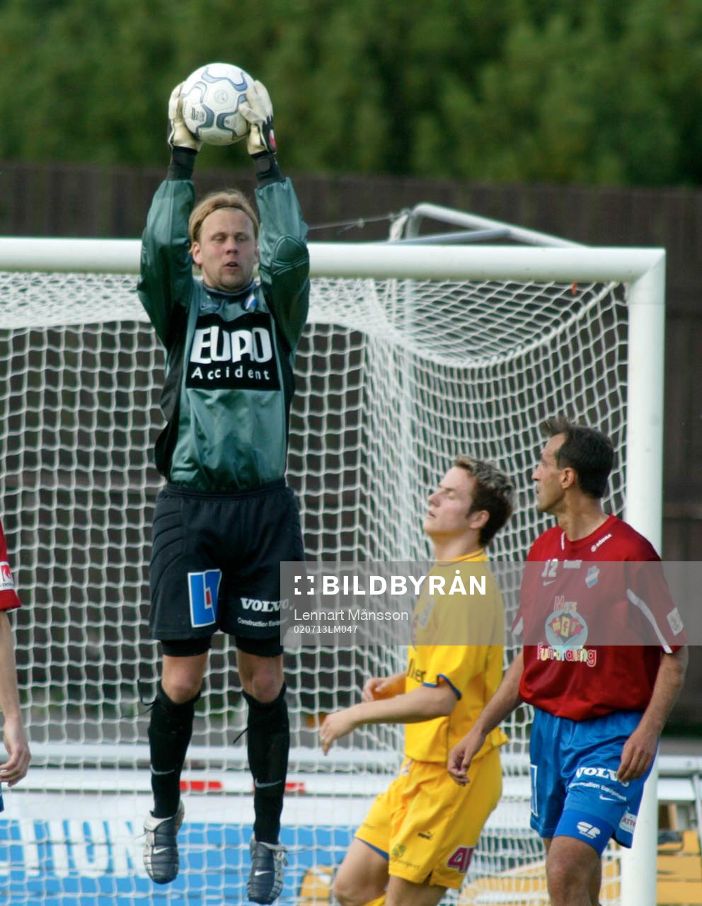   Björn Stringheim, målvakt, Öster, greppar bollen.