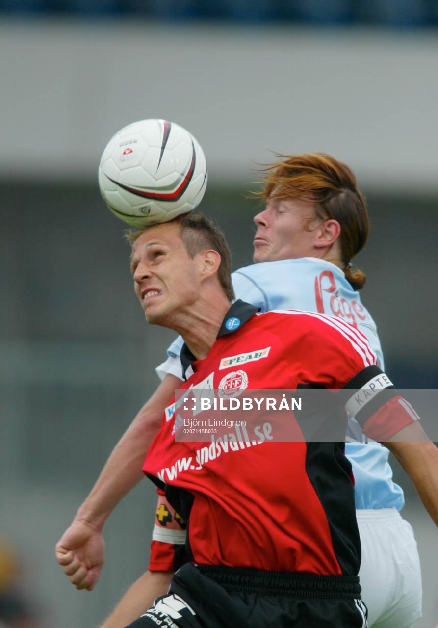  Förre sundsvallsspelaren  Andreas Yngvesson, Malmö förlorar en nickduell med Marko Tuomela, Sundsvall.