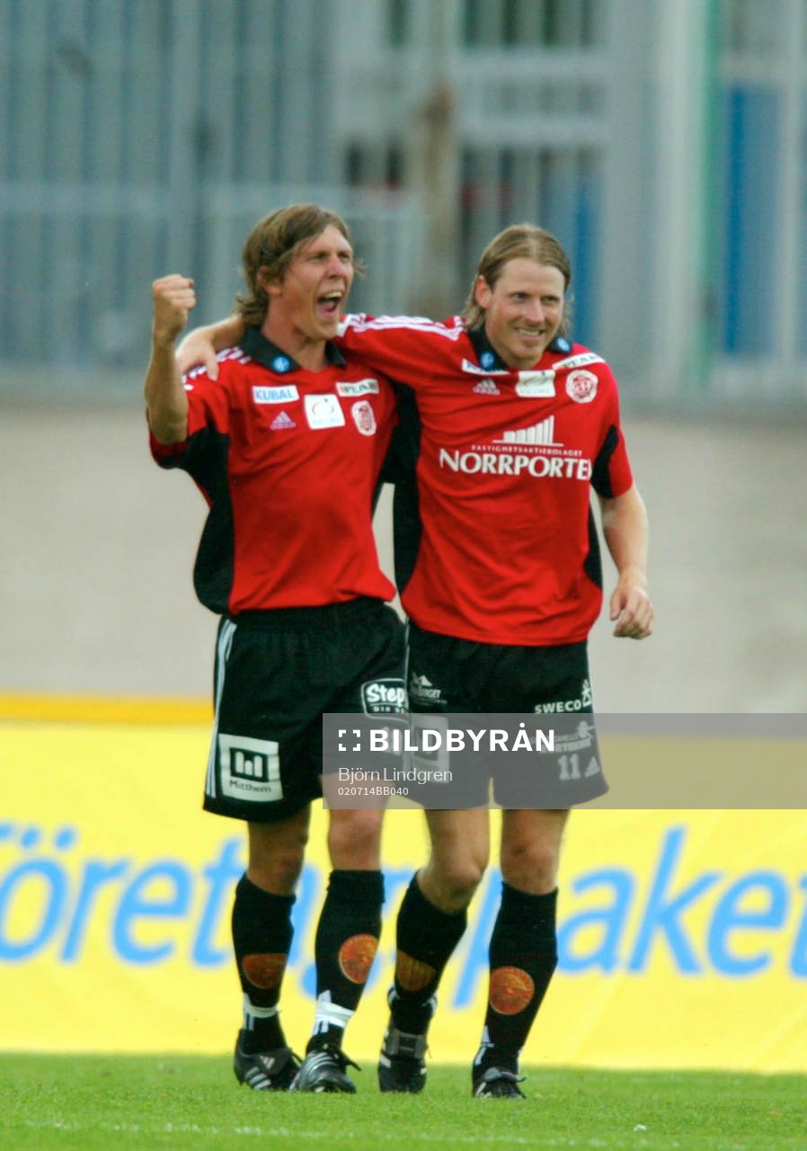  Dennis Östlundh och Tommy Bergersen, Sundsvall, jublar efter Bergersens 0-2-mål