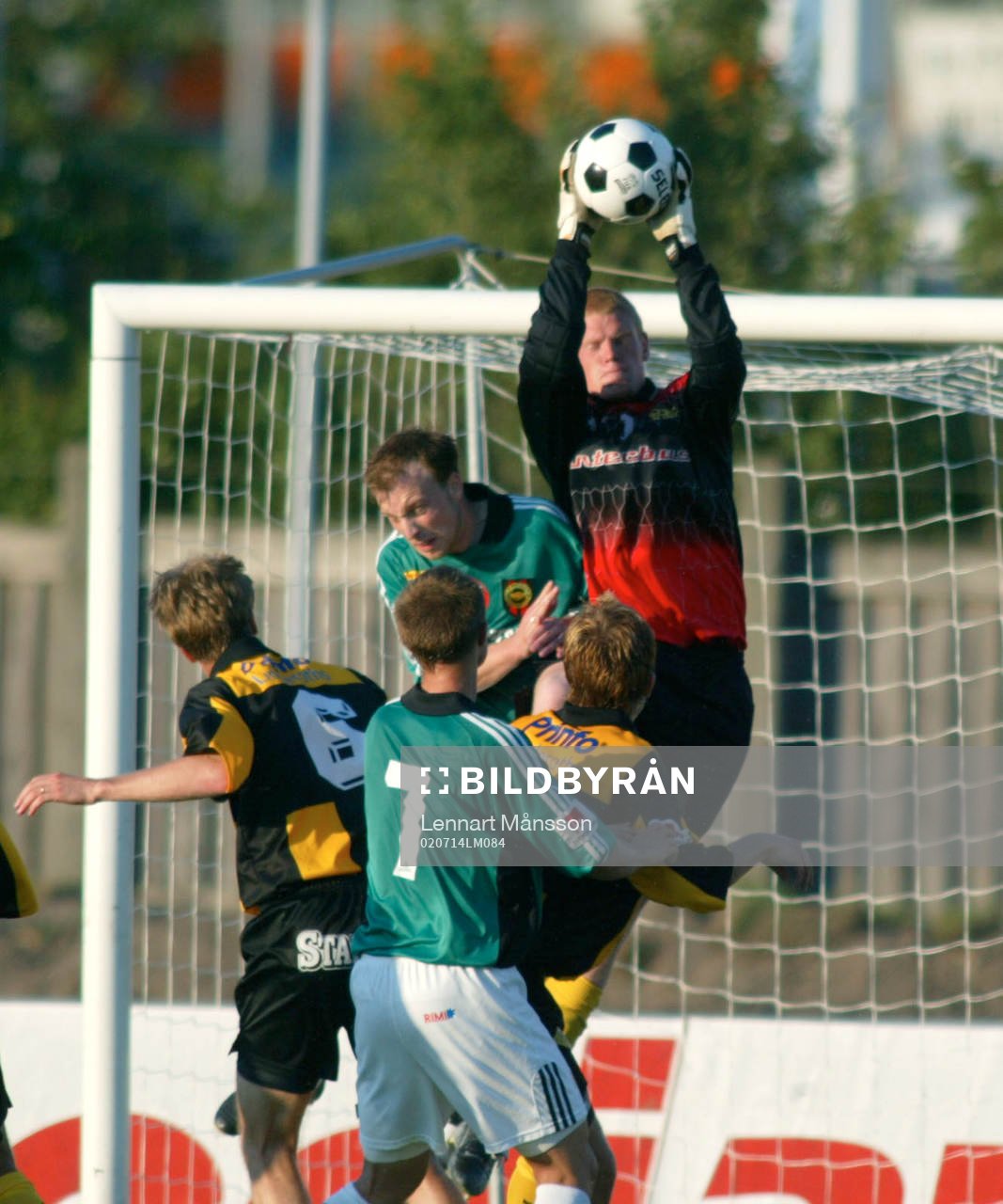  Christoffer Källqvist, målvakt, Häcken, greppar bollen i höjdduell..