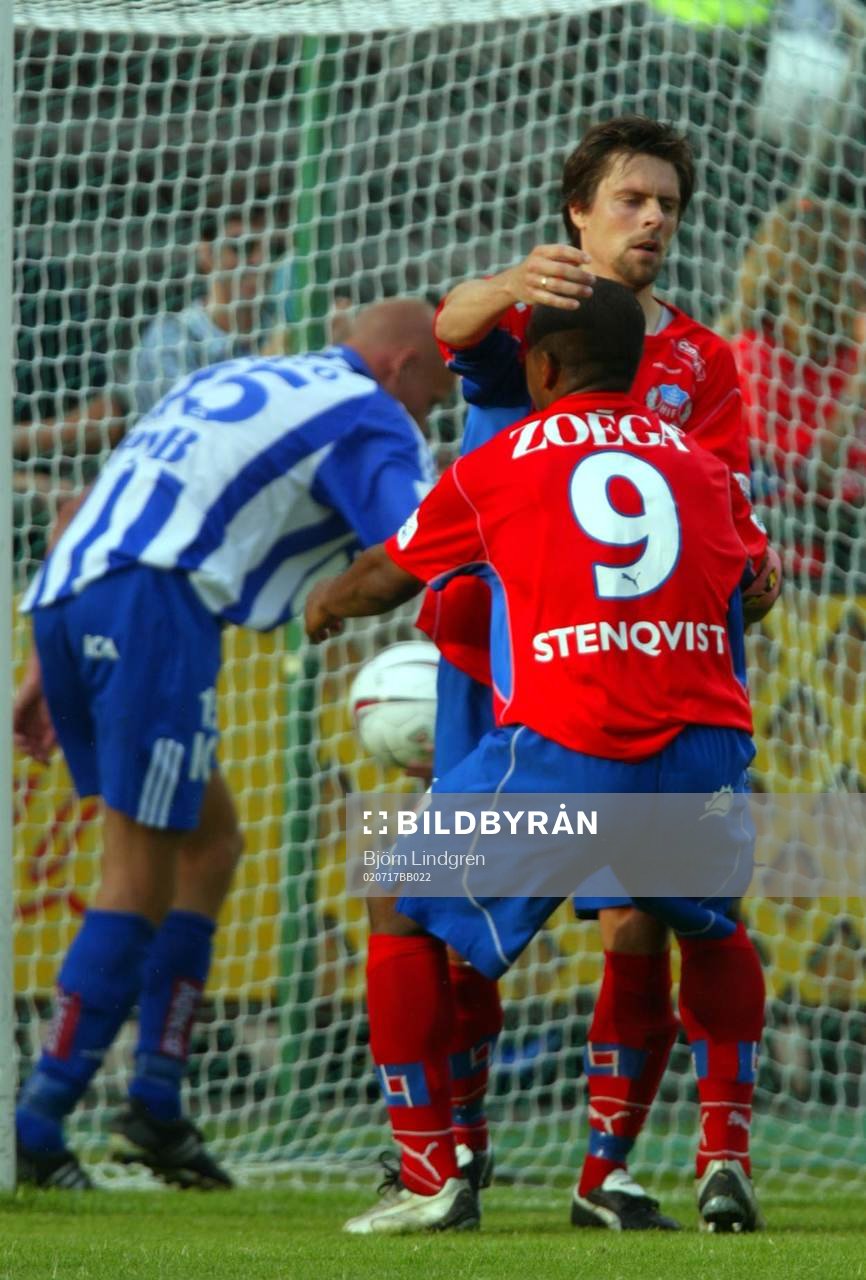 Alvaro Santos gratulerar 2-0-skytten Lars Bakkerud,