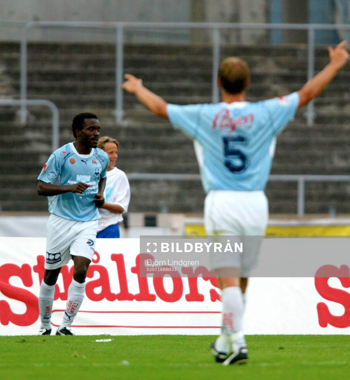Nr 5 Mikael Roth, jublar åt Peter Ijeh, Malmö FF