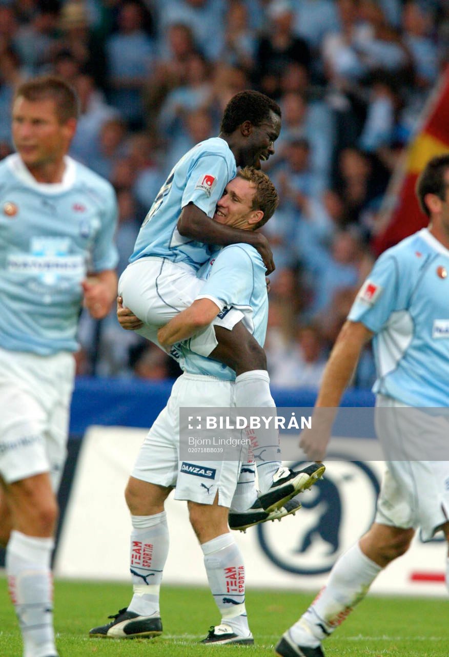  Skyttekungen Peter Ijeh firar sitt Hat-trick med att hoppa upp i famnen på Niklas Skoog, Malmö FF.