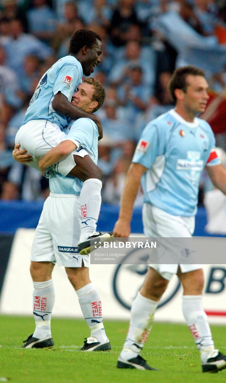 Målkungen Peter Ijeh firar sitt hat-trick genom att hoppa upp i famnen på Niklas Skoog, Malmö FF.
