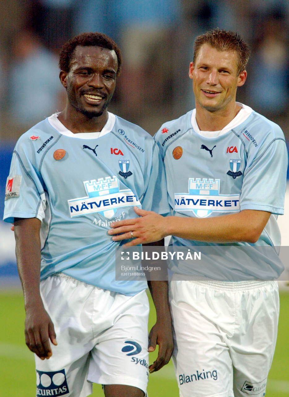  Målkungen Peter Ijeh klappas om av Jussi Nuorela, Malmö FF.