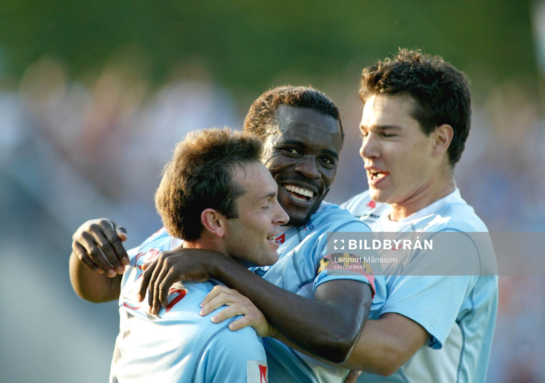  Peter Ijeh grattas av Hans Mattisson och Gudmunder Mete, Malmö FF.