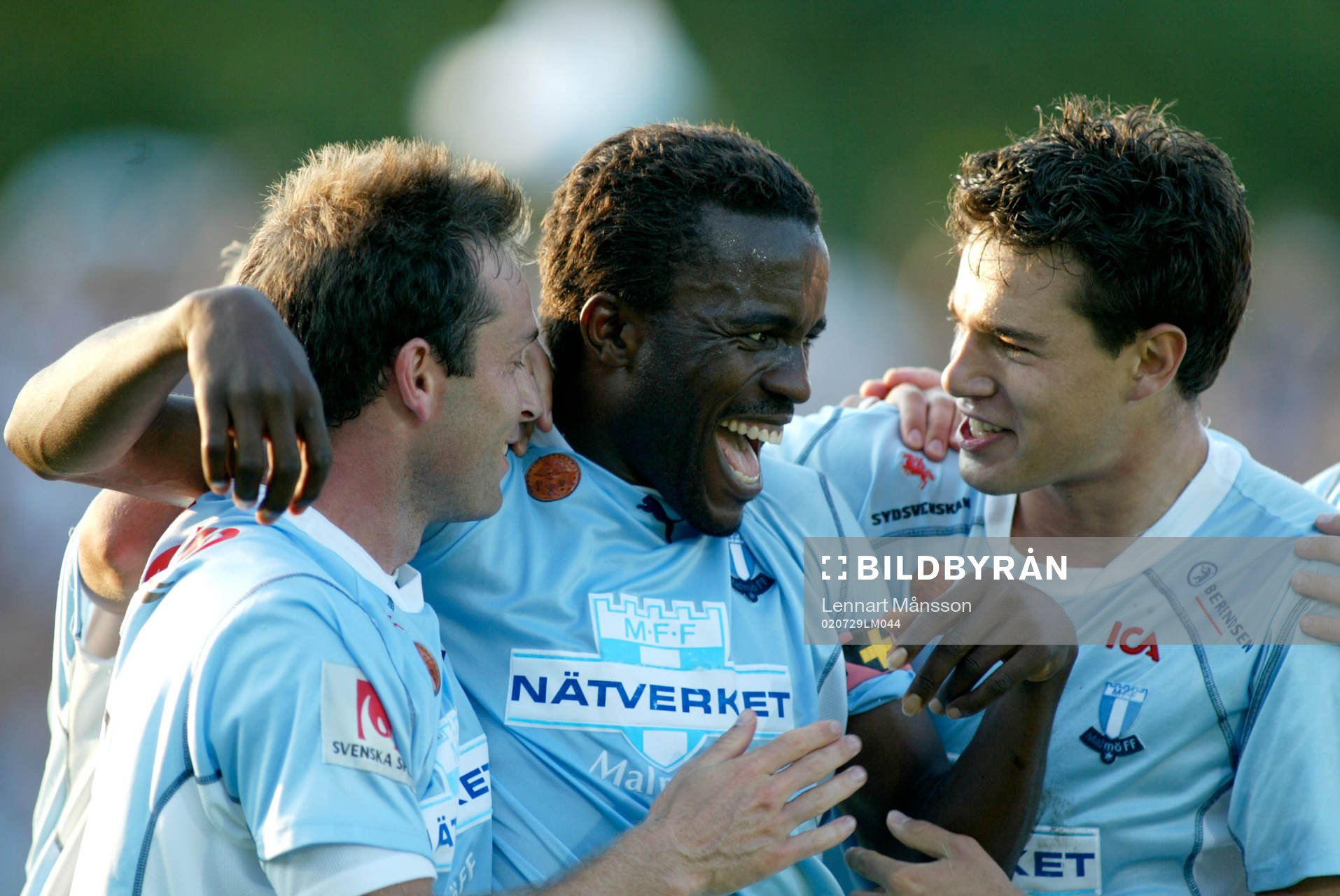  Peter Ijeh grattas av Hans Mattisson och Gudmunder Mete, Malmö FF.