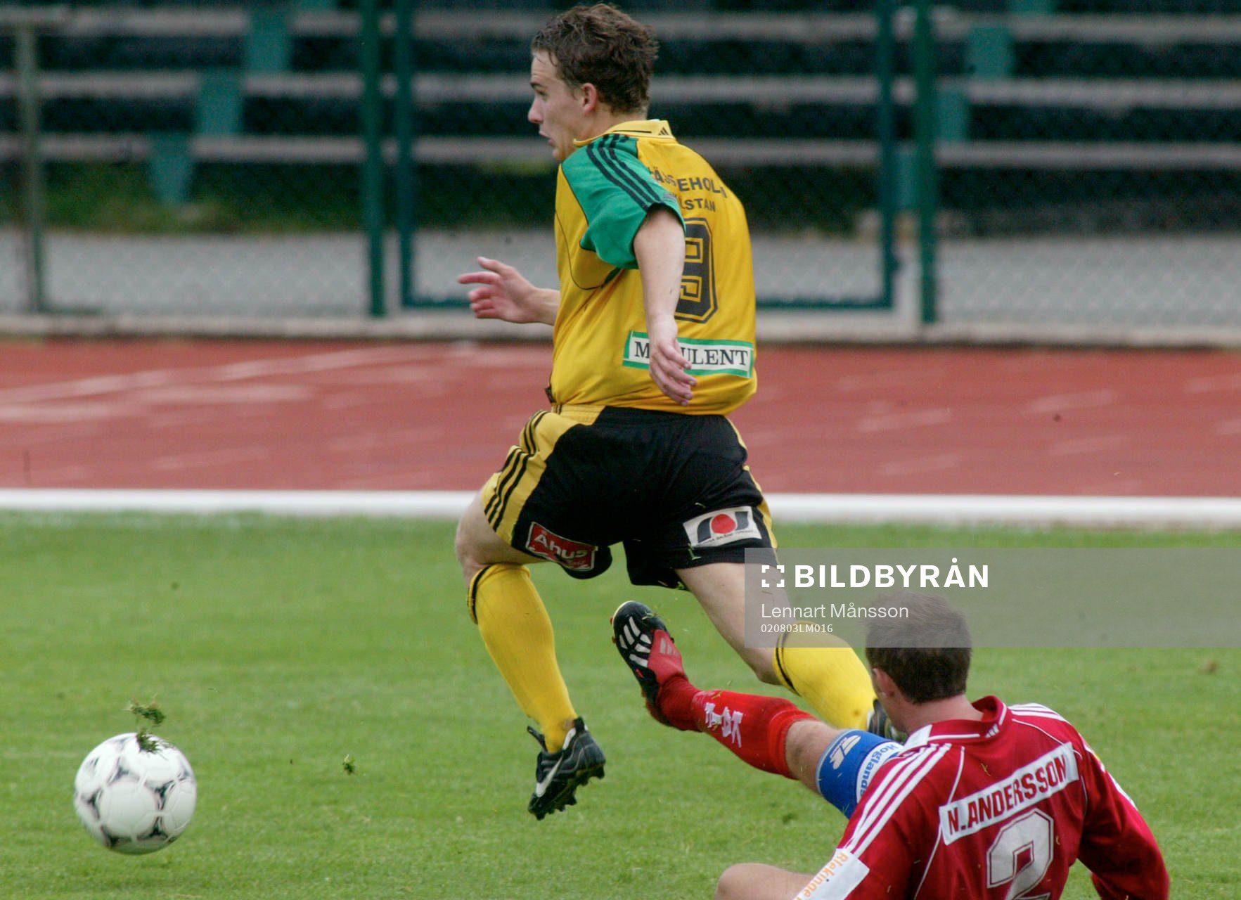 David Eek tacklas bakifrån. Tackling