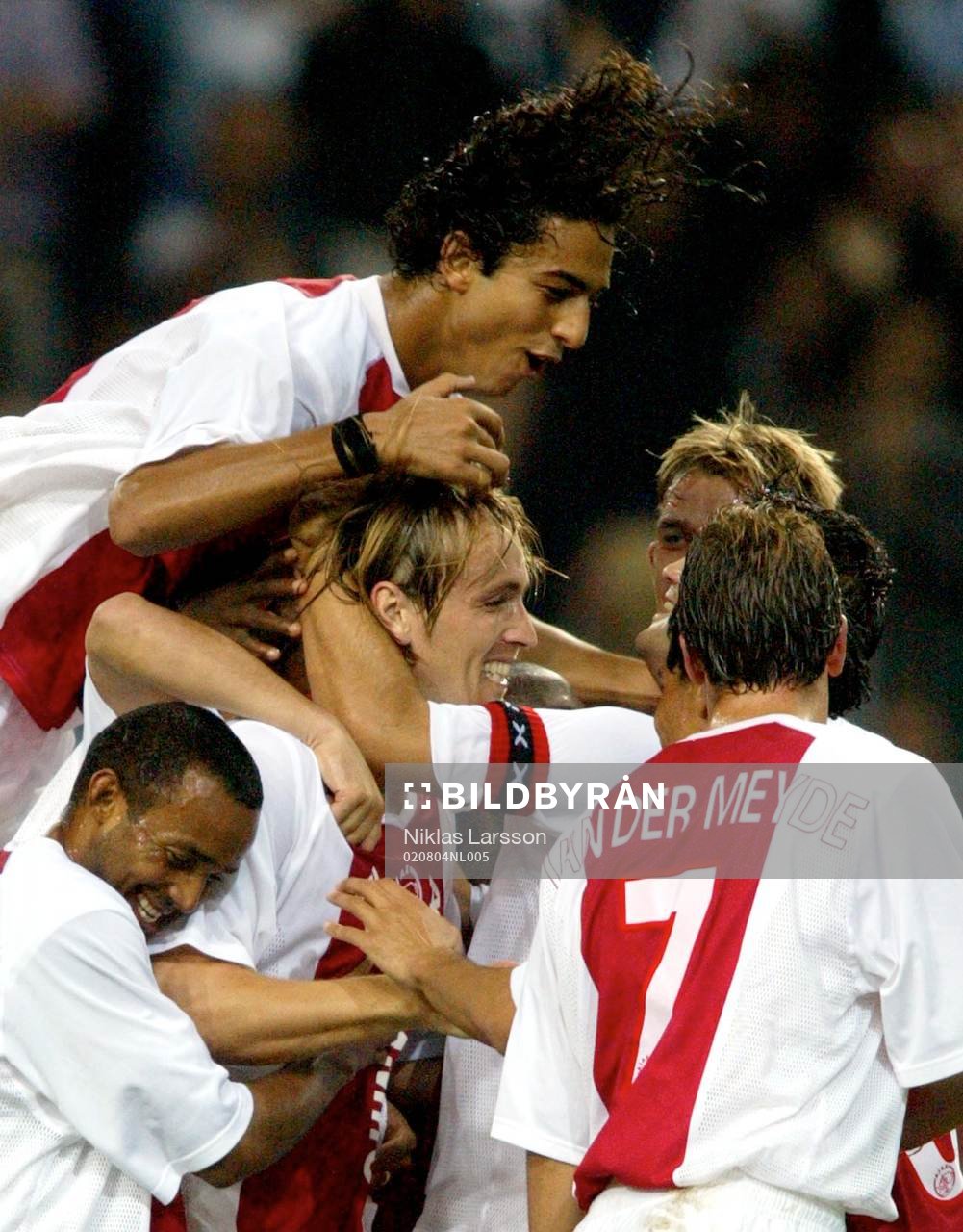 Spelarna i Ajax gratulerar Richard Witschge