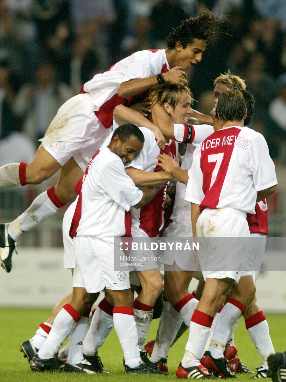 Spelarna i Ajax gratulerar Richard Witschge
