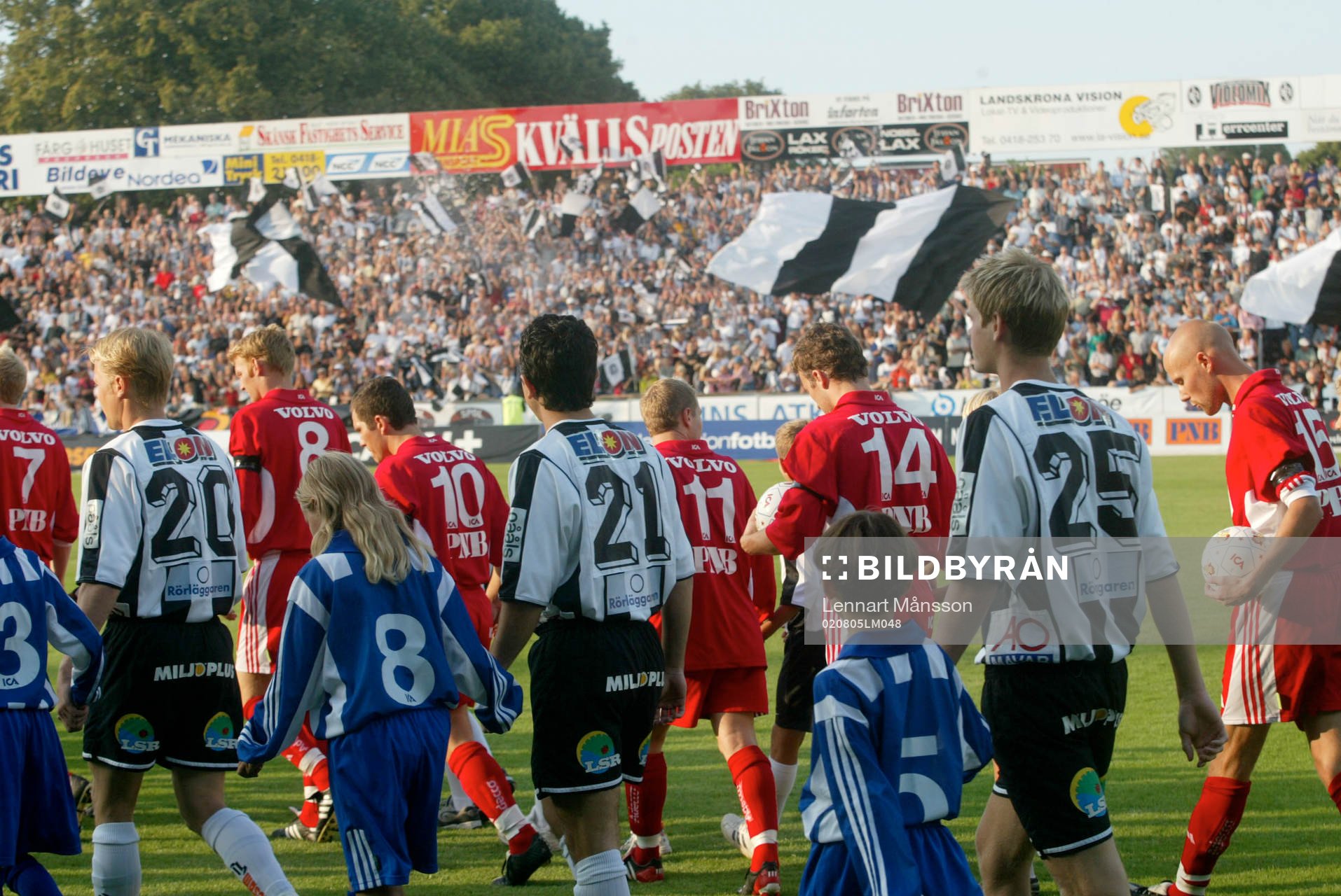 Inmarsch, läktare, flaggor